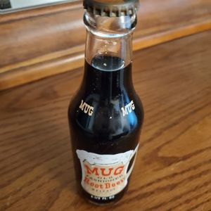 1940s UNOPENED MUG ROOT BEER BOTTLE